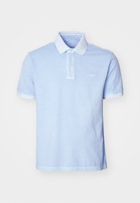 Světle modré polo s krátkým rukávem, tříknoflíková léga a malým bílým logem na levé straně hrudi na bílém pozadí.