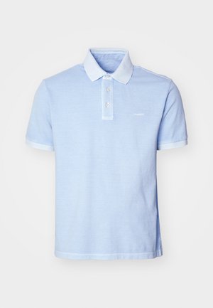 Lyseblå polo t-shirt lavet af blødt bomuld. Har en tre-knaps lukning, krave og kontrasterende manchetter. Subtilt mærkelogo på brystet.
