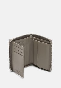 Portafoglio con zip in pelle grigia chiara, dotato di più scomparti e slot per carte. Texture liscia con dettagli in hardware argentato.