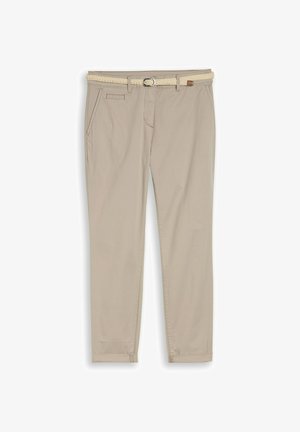 Beżowe spodnie szyte na miarę z przednimi i tylnymi kieszeniami, szlufkami oraz beżowym plecionym paskiem z metalową klamrą.