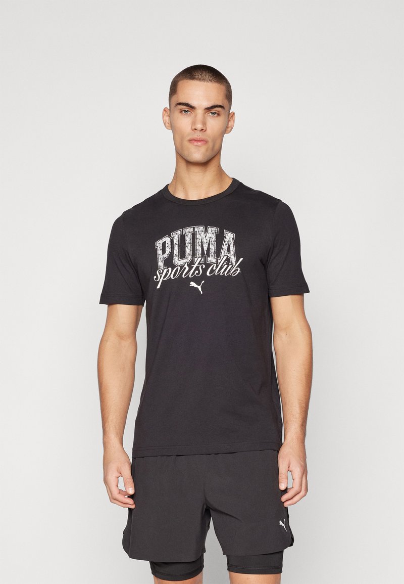 Camiseta negra de manga corta con "PUMA sports club" impreso en blanco, con cuello redondo y material de algodón suave.