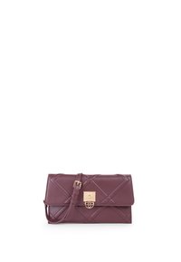 Borsa a tracolla in pelle bordeaux trapuntata con hardware dorato, chiusura a lucchetto e tracolla regolabile. Presenta dettagli con motivo diagonale.