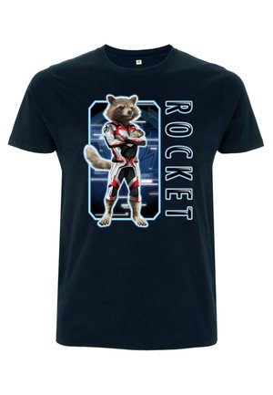 Mørkeblå T-shirt med et grafisk motiv af en tegneserie- vaskebjørn i en rød og hvid jumpsuit, med teksten "ROCKET" på højre side.