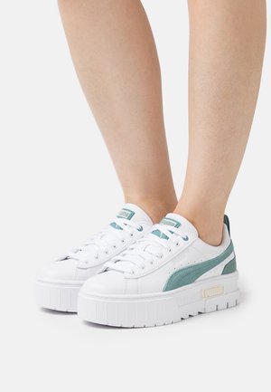 Witte plateau sneakers met turkooizen accenten, voorzien van een glad leren bovenwerk, een afgeronde neus en een gestructureerd profiel op de zool.