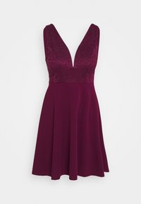 Robe prune sans manches avec un décolleté profond en V et un corsage en dentelle florale, taille cintrée et jupe évasée tombant au-dessus du genou.