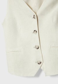 Lichtbeige linnen vest met een V-hals, vijf ronde knopen en twee zijkanten zakken, uitgevoerd in een textuurrijk stof en met strakke lijnen.
