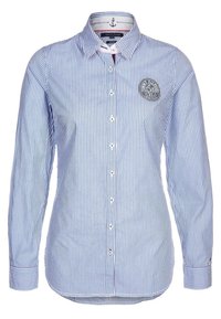 Camisa de manga larga a rayas en azul claro y blanco con cierre de botones en la parte delantera, cuello puntiagudo y parche redondo con el logo en el pecho izquierdo.