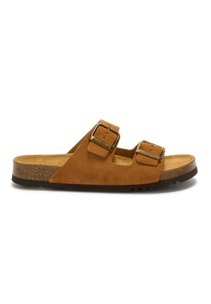 Sandalo ciabatta in camoscio marrone con due fibbie regolabili e sottopiede in sughero su suola nera texturizzata, vista laterale.