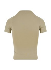 Camiseta de manga corta beige, hecha de material suave, diseño ajustado, escote redondo simple, textura lisa, sin patrones ni acentos.