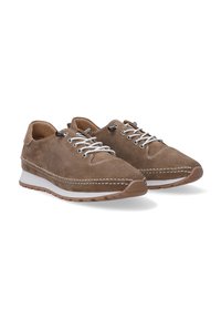 Bruine suède schoenen met gaastextuur, witte veters, metalen oogjes en een contrasterende witte zool. Rond neus en gestikte details.