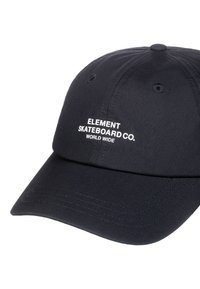 Sort baseball cap lavet af stof, med en buet skygge, broderet hvid tekst "ELEMENT SKATEBOARD CO." og "WORLD WIDE." Fem ventilationshuller.