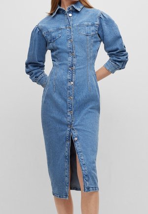 Figursyet blå denim midi-kjole med lange puffede ærmer, knaplukning foran, brystlommer og frontslids.