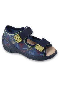 Granatowe sandały na rzepy, ozdobione kolorowymi wzorami pojazdów. Miękka podszewka i gumowa podeszwa zapewniają komfort i wsparcie.