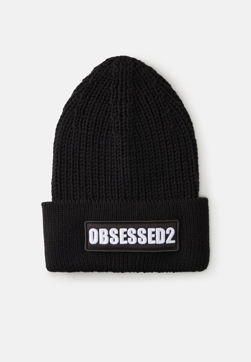 Sort strik beanie med ribbet tekstur, der har en omslagskant og et rektangulært patch, der står "OBSESSED2" i hvid skrift.