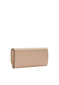 Clutch rectangular de cuero beige con una superficie texturizada y bordes suaves. Presenta un diseño elegante sin herrajes visibles.