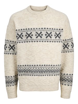 Beige strikket sweater med mørkegrå geometriske mønstre over brystet, ærmer og nederste del af overkroppen, med rund halsudskæring og ribstrikkede manchetter.