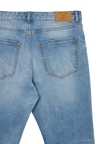 Jeans in denim azzurro chiaro con una texture liscia, dotati di un'etichetta in pelle marrone, due tasche posteriori e cuciture a contrasto.