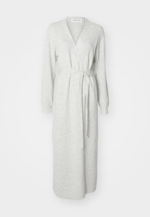 Jasnoszary, długi szlafrok z długim rękawem, wykonany z miękkiego, strukturalnego materiału. Posiada pasek do wiązania w talii oraz dekolt w kształcie litery V.