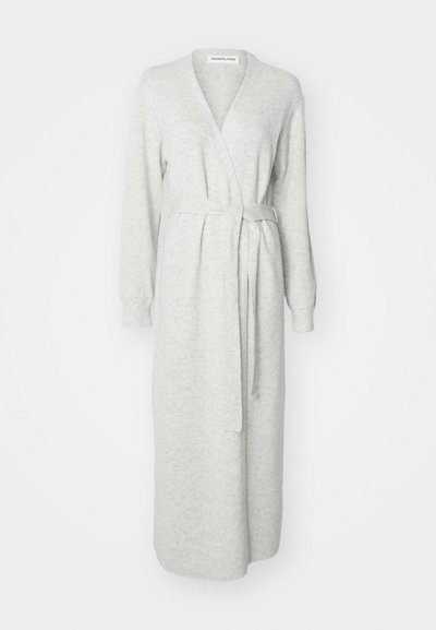 Lys grå langermet omslag morgenkåpe laget av myk, teksturert stoff. Har et bånd i midjen og en V-hals design.
