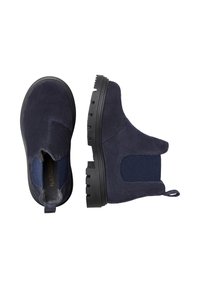 Stivali Chelsea in suede blu navy con suole in gomma nera, pannelli laterali elasticizzati e pull tab, mostrati in viste dall'alto e di lato.