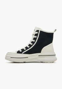 Wysokie sneakersy z granatowej płóciennej cholewki, białą gumową podeszwą i okrągłym noskiem. System sznurowania z metalowymi oczkami i boczną paskowaną ozdobą.