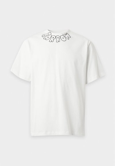 T-shirt blanc à manches courtes avec des lettres bulles noires dessinées qui épellent "ODDPM" autour de l'encolure dans le dos.