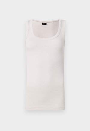 Top din bumbac alb cu dungi și bretele late, având un detaliu logo subtil în centrul frontului. Textură netedă și design ajustat.