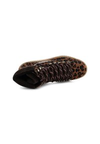 Stivale con stampa leopardata in suede marrone, dotato di lacci rosa, dettagli metallici argentati e suola testurizzata. Il design include una parte superiore piegata.