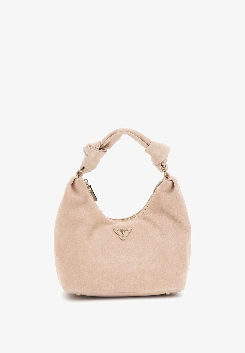 Sac à main en daim beige doux avec une anse supérieure nouée, une fermeture éclair dorée et un petit logo triangulaire doré de la marque au centre avant.