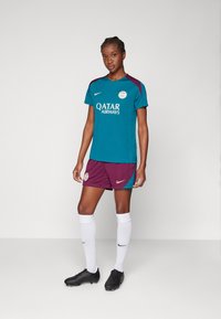 Nike Performance PARIS ST GERMAIN STRIKE SHORT - Short de sport - bordeaux/geode teal/guava ice