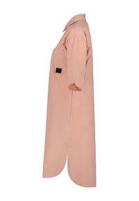 Camisa de manga corta rosa claro con cuello, un bolsillo en el pecho y un acento de etiqueta negra. Hecha de tejido suave, con aberturas laterales.