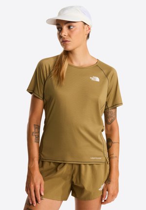 Olivgrünes, kurzärmeliges Sportshirt mit strukturiertem Stoff, Seitenschlitzen und dem weißen North Face Logo. Kombiniert mit passenden Shorts.