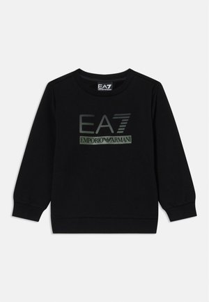 Schwarzer Pullover aus weichem Stoff, mit Rundhalsausschnitt, langen Ärmeln und einem glänzenden Logodesign in Grau auf der Vorderseite.
