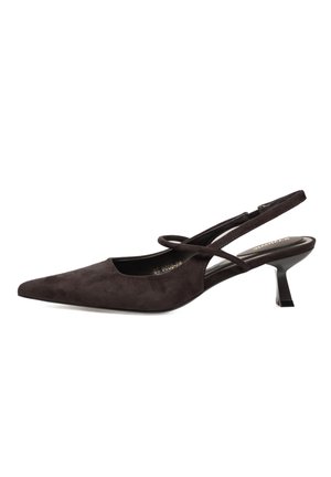 Tacón slingback de ante negro con punta afilada, tira delgada cruzada y tacón bajo en ángulo tipo kitten sobre fondo blanco.