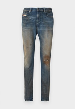 Μπλε τζιν παντελόνι με στενή εφαρμογή, ελαφριά ξεθώριασμα, ταλαιπωρημένες περιοχές και κλασικό σχέδιο με πέντε τσέπες, συμπεριλαμβανομένης μικρής ετικέτας με λογότυπο.