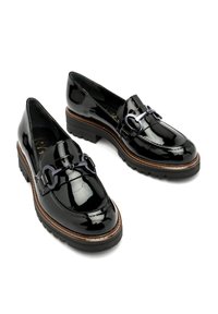 Zwarte lakleren loafers hebben een chunky zool, een decoratieve kettingdetail op de bovenkant en contrasterende bruine stiksels langs de rand van de zool.