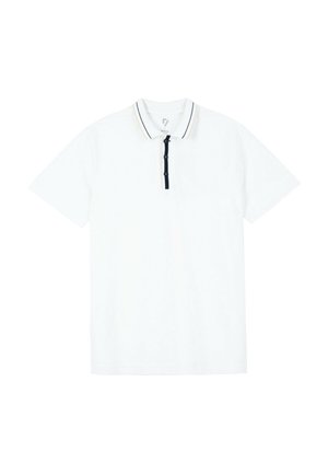 Biała koszulka polo z krótkim rękawem z czarnym wykończeniem kołnierza i listwy na guziki, z czterema czarnymi guzikami z przodu.