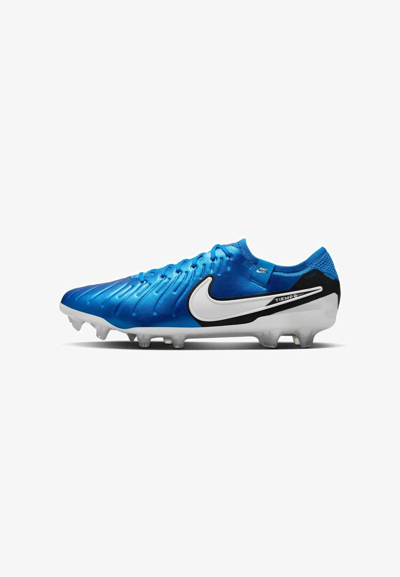 Scarpini da calcio Nike Tiempo, caratterizzati da una tomaia sintetica blu brillante con texture sagomata, accenti neri e logo bianco, su una suola bianca con tacchetti.