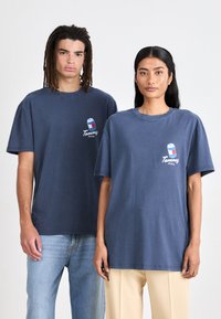 Tommy Jeans FUN NOVELTY TEE UNISEX  - T-shirt estampada - dark night navy