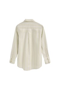 Camicia gialla chiara con strisce verticali bianche, caratterizzata da un colletto, maniche lunghe e una piega sul retro per maggiore movimento.