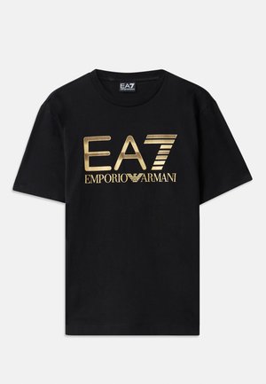 T-shirt de algodão preto com mangas curtas, apresentando um logótipo impresso em dourado "EA7 EMPORIO ARMANI" na parte da frente. Design simples, gola redonda.