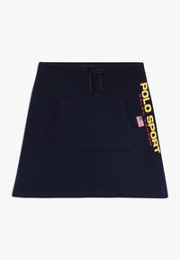 Falda de algodón de mezcla en color marino con cintura elástica, bolsillo frontal y texto amarillo "POLO SPORT" en el lateral. Textura suave y diseño simple.