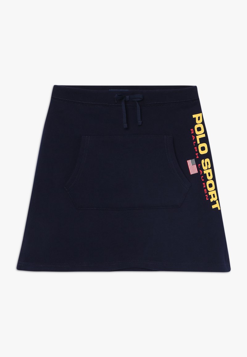 Falda de algodón de mezcla en color marino con cintura elástica, bolsillo frontal y texto amarillo "POLO SPORT" en el lateral. Textura suave y diseño simple.