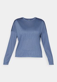 Top blu a maniche lunghe con una texture liscia, scollatura rotonda e spalle leggermente abbassate. Un motivo sottile aggiunge interesse visivo.