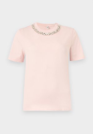 Maglietta rosa chiaro a maniche corte con scollo tondo, caratterizzata da una fila di pietre decorative argento e trasparenti.