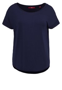 Granatowa koszulka z krótkim rękawem, wykonana z miękkiej bawełny. Posiada szeroką szyję i zaokrąglony dół, z nieco dłuższym tyłem.