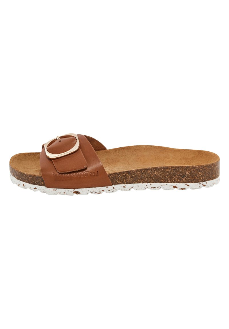 Sandalia deslizante de cuero marrón con una gran hebilla rectangular, plantilla de corcho y suela blanca salpicada. Textura suave, diseño abierto.
