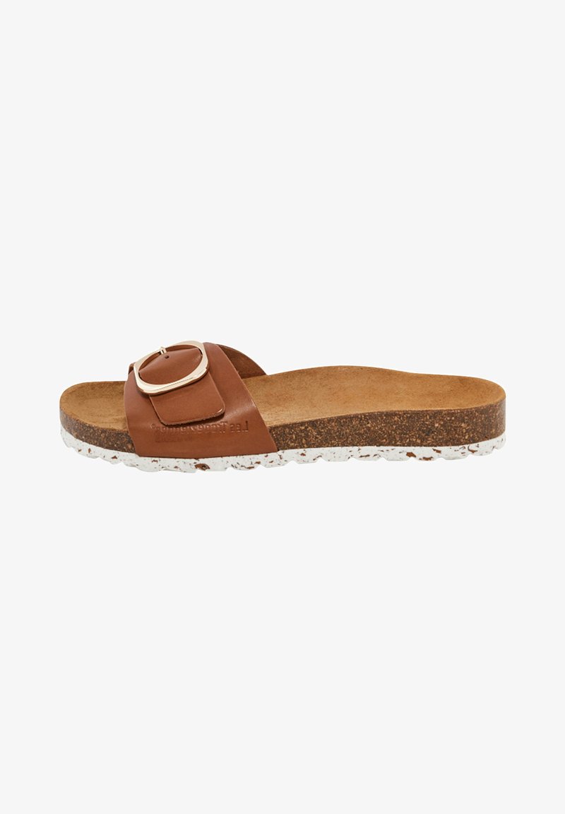 Sandalia deslizante de cuero marrón con una gran hebilla rectangular, plantilla de corcho y suela blanca salpicada. Textura suave, diseño abierto.