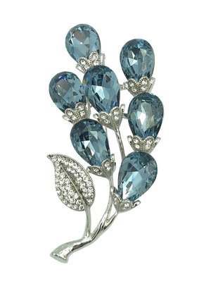 Spilla d'argento con sei gemme blu a forma di goccia disposte come fiori e una foglia d'argento coperta di piccoli cristalli trasparenti.