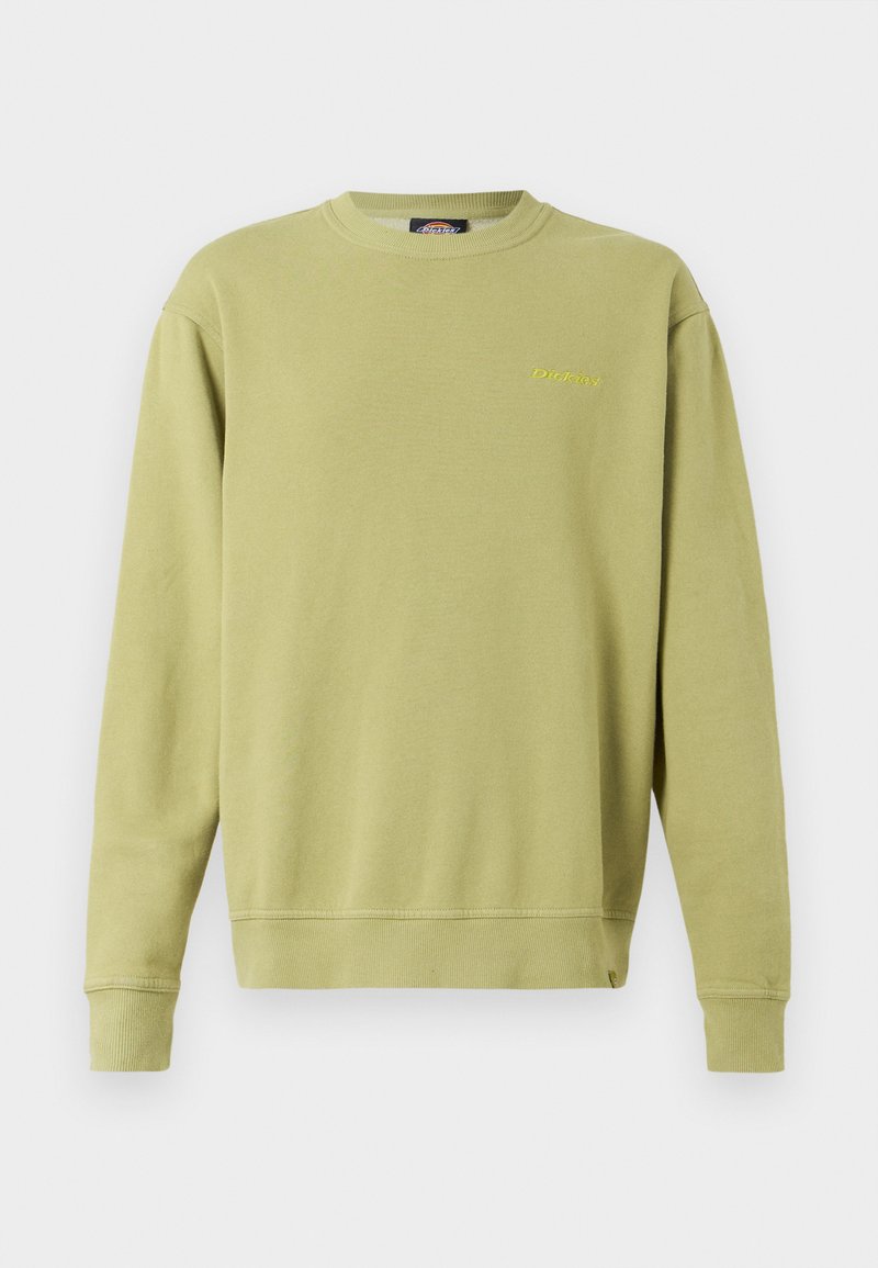 Sudadera verde de cuello redondo hecha de una mezcla de algodón, con puños y dobladillo acanalados. Sutil logo de la marca en amarillo en el pecho. Textura suave.